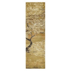 Rug & Kilim's Chinesischer Art Deco Läufer in Gold mit Bild Breeze
