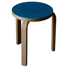 Taburete Alvar Aalto temprano, abedul años 60, Artek Finlandia, laminado azul