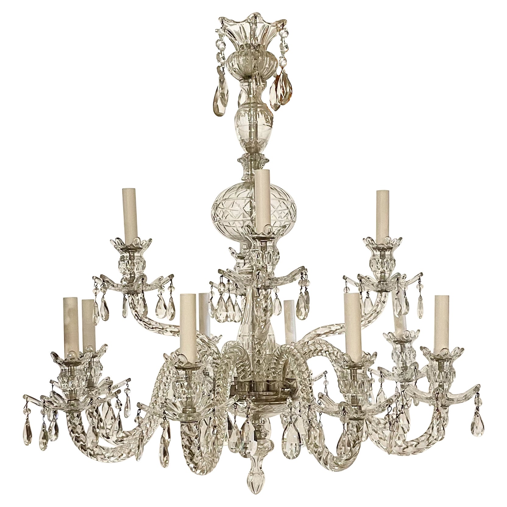 Antigua araña inglesa de 12 luces de cristal tallado, alrededor de 1890.
