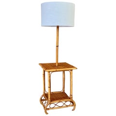 Lampada da terra moderna organica in bambù e rattan della metà del XX secolo con tavolo a due piani