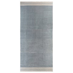Moderner geometrischer übergroßer Dhurrie-Teppich in Blau und Weiß von Doris Leslie Blau