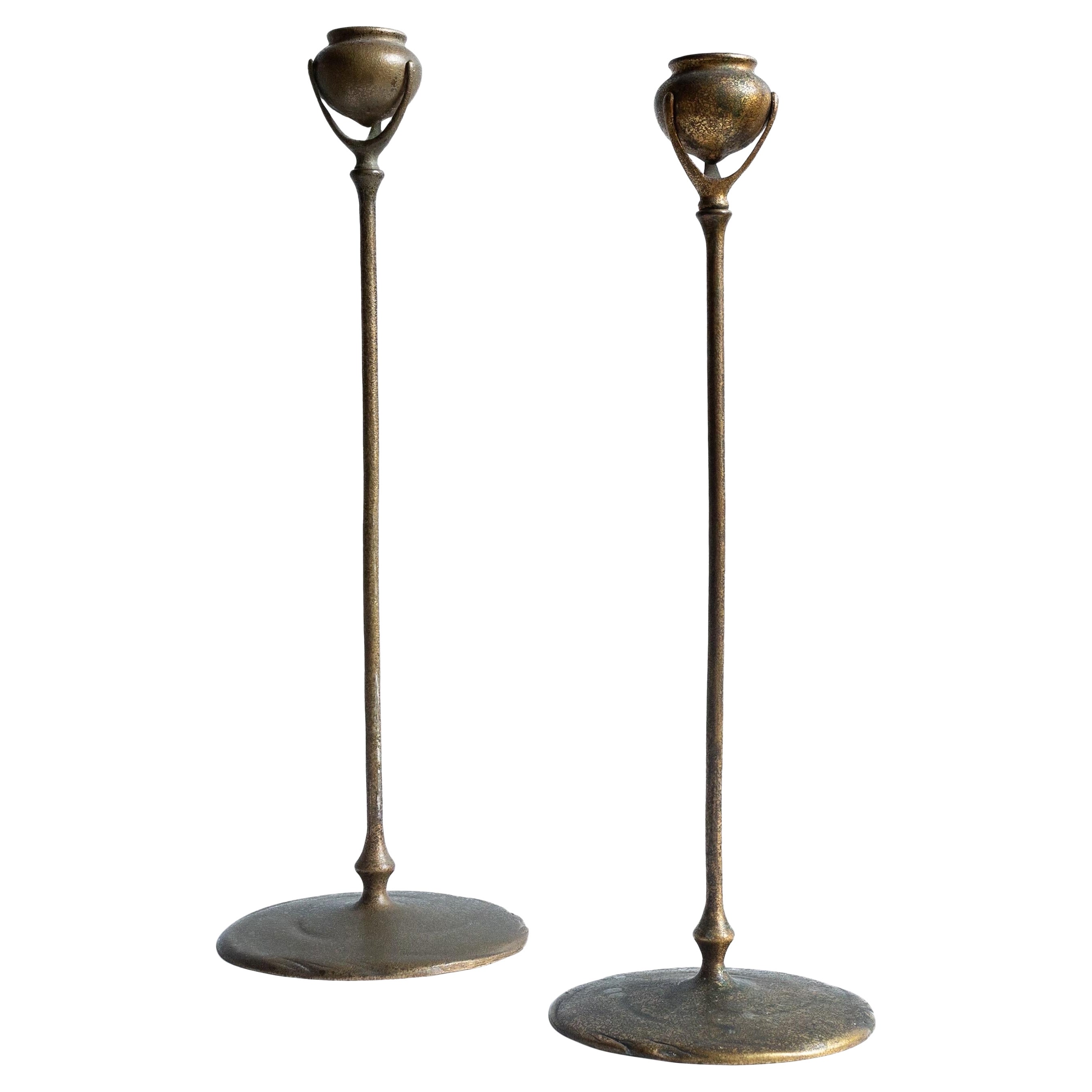 Collection Alriz : deux bougeoirs en bronze étrusques assortis de Tiffany Studios