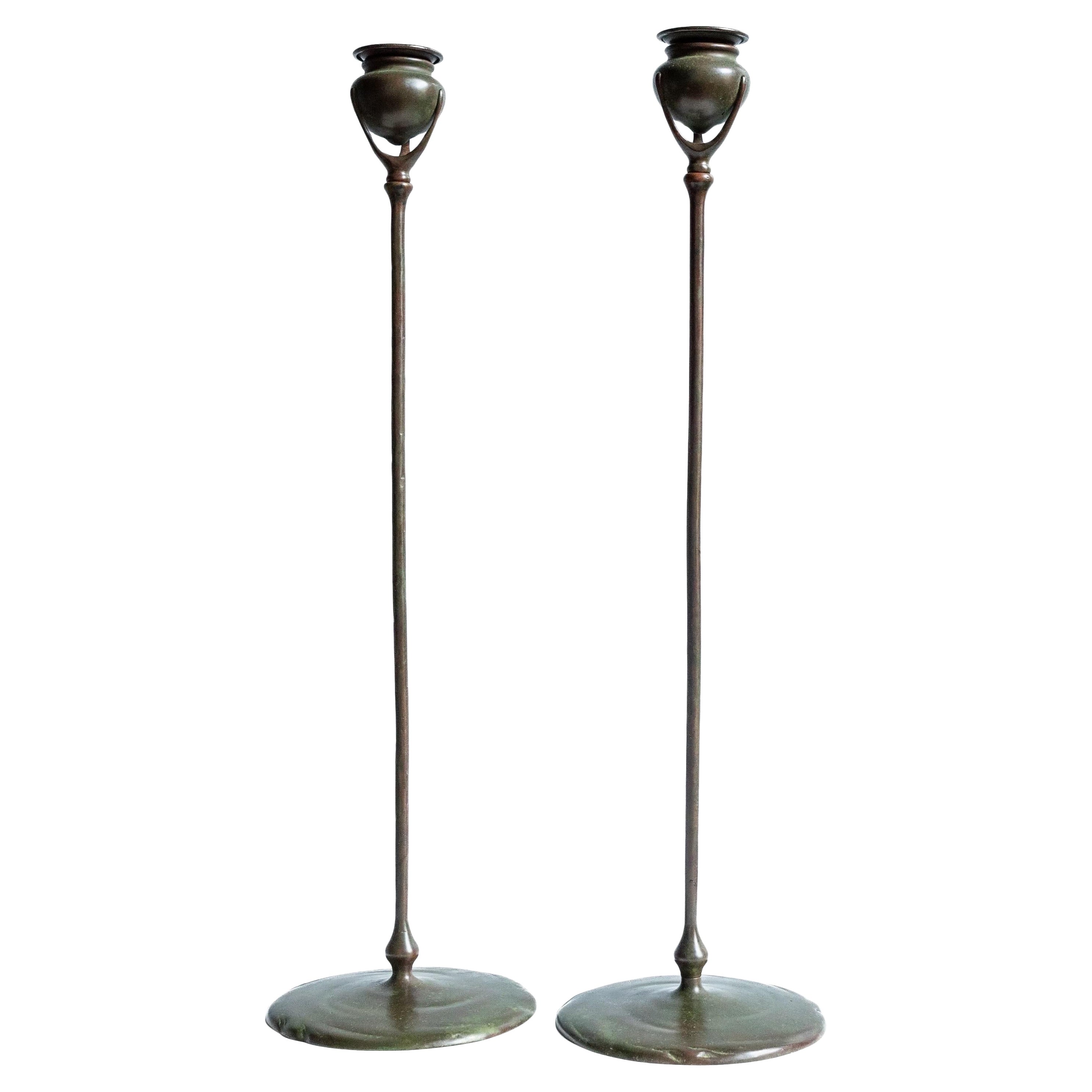 Collection Alriz : Une paire de Tiffany
Chandeliers en bronze étrusque de Studio A