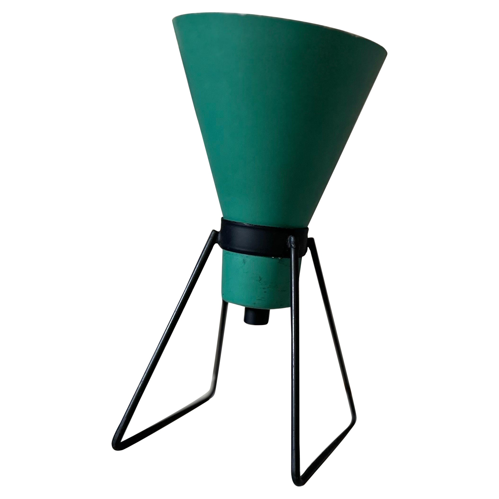 Kleine italienische Aluminium-Tischlampe mit konischem Schirm, 1950er Jahre, Mitte des Jahrhunderts im Angebot