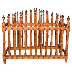 Antico portapiatti in Wood Oliver tornito a mano con dettagli a forma di pinna, XIX secolo