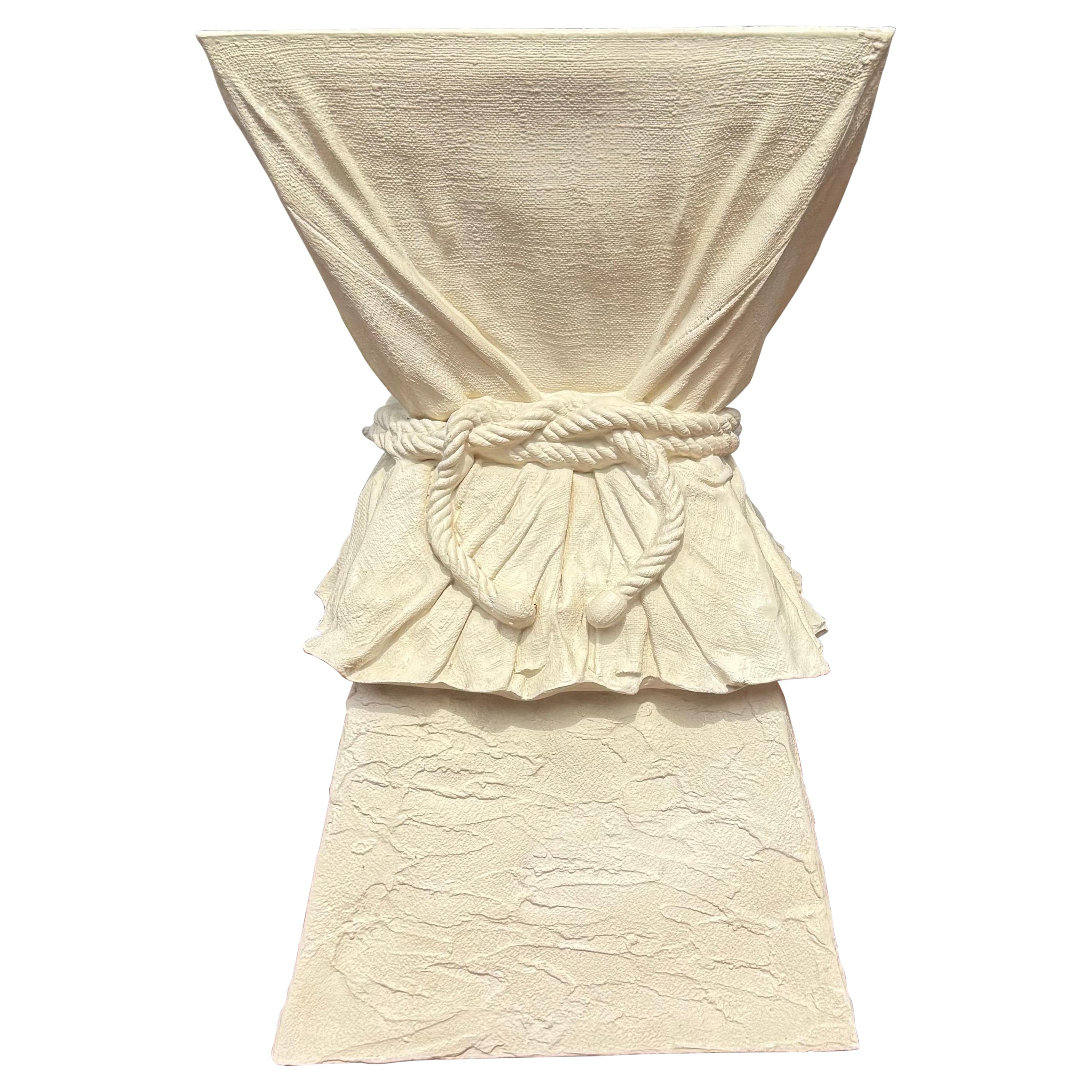 Pedestal de cuerda drapeada estilo vintage John Dickenson, fibra de vidrio lacada