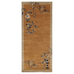 Rug & Kilim - Tappeto da corsa cinese in stile Art Deco, oro ambrato con motivi floreali