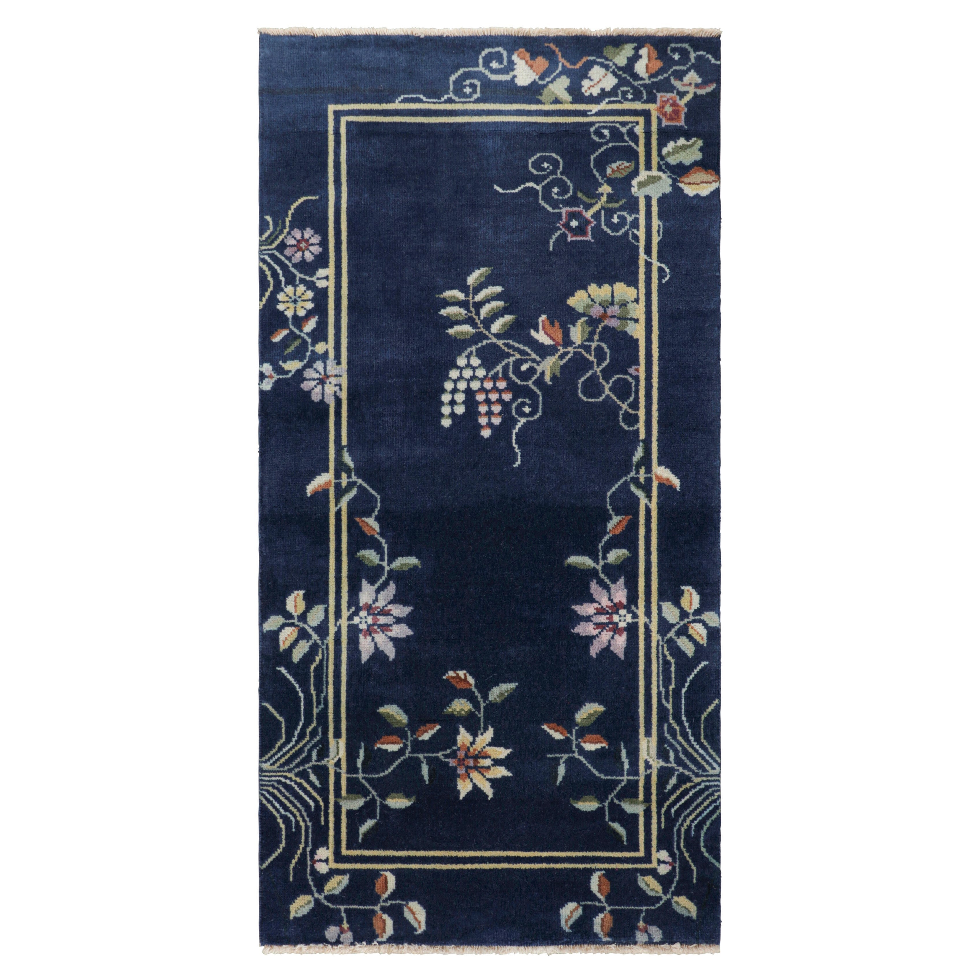 Tappeto in stile Art Deco cinese di Rug & Kilim, blu scuro con eleganti motivi floreali