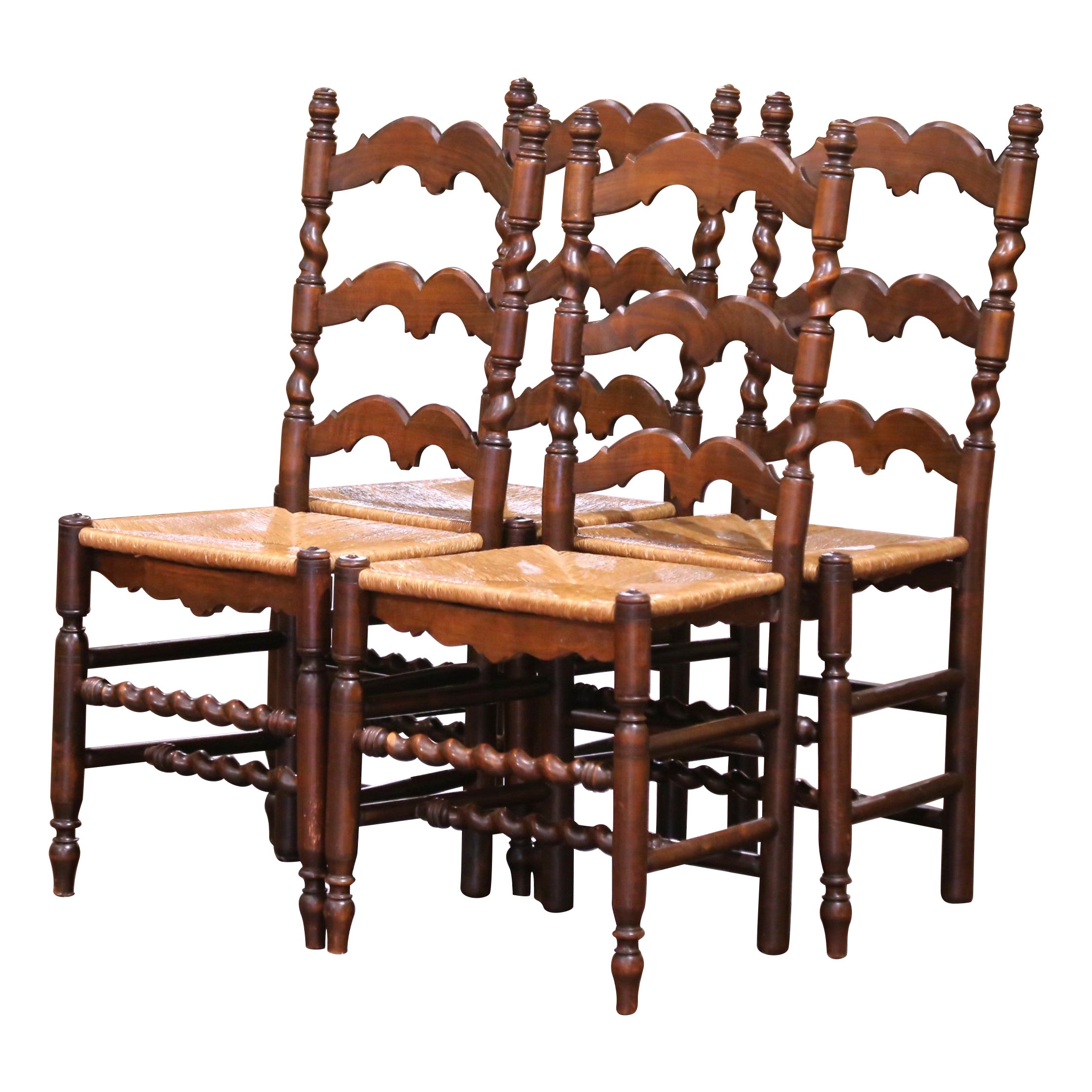 Chaises à dossier échelonné Louis XIII du milieu du siècle en noyer et joncs Ensemble de quatre chaises