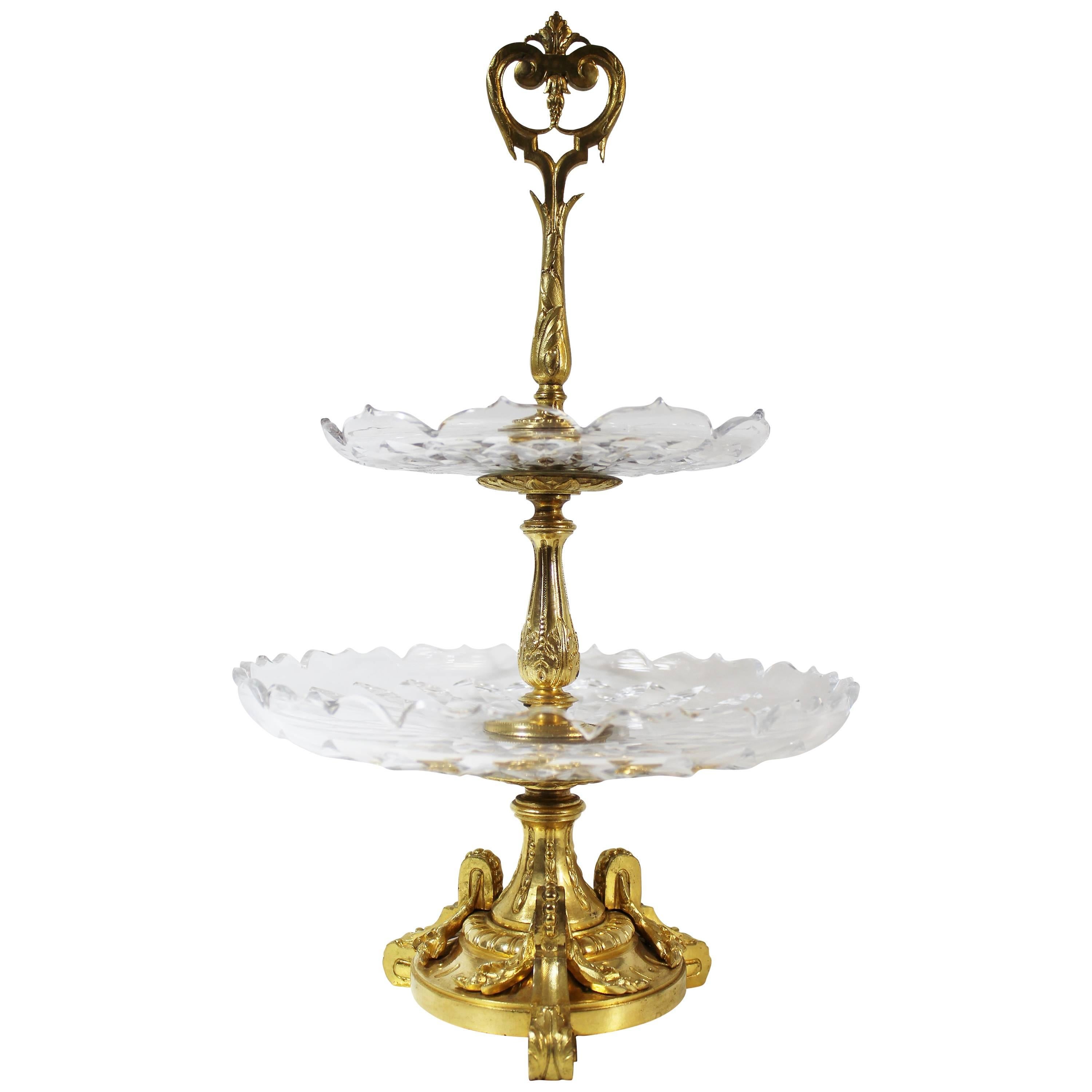 Zweistöckiger Surtout De Tisch oder Tazza aus vergoldeter Bronze und geschliffenem Kristall in Tazzaform im Angebot