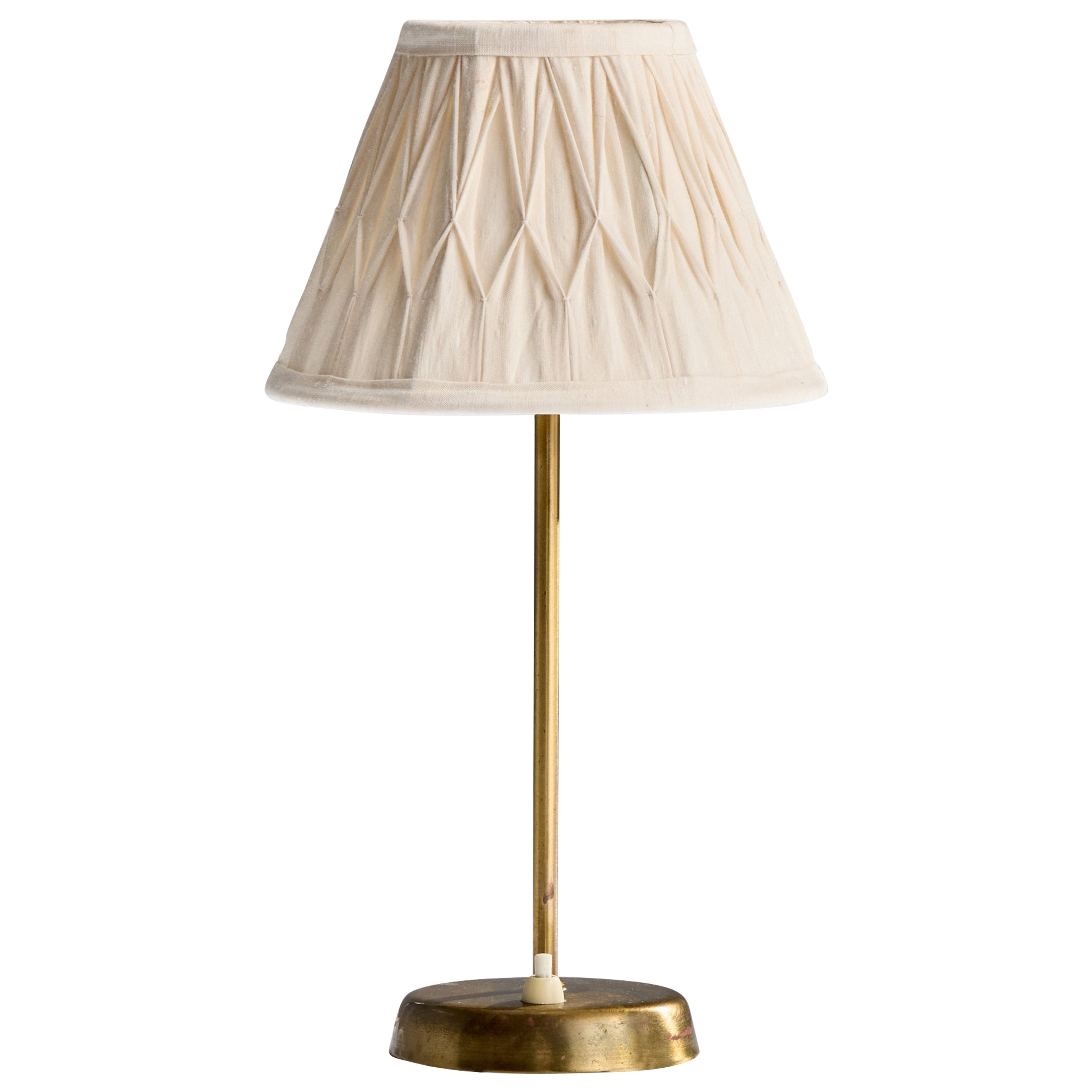Lampada da tavolo di design svedese, ottone, tessuto, Svezia, anni '1950