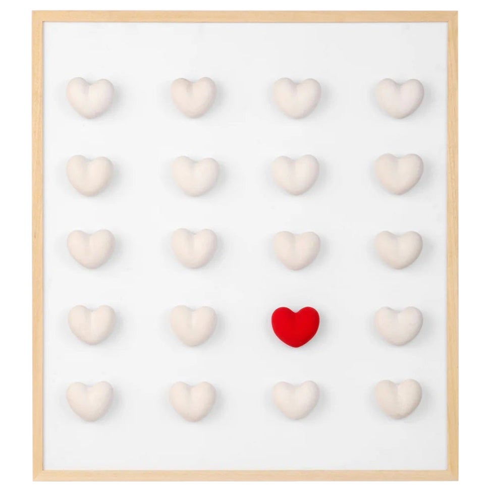 Installazione di cuori bianchi e rossi con cornice di Hatsu