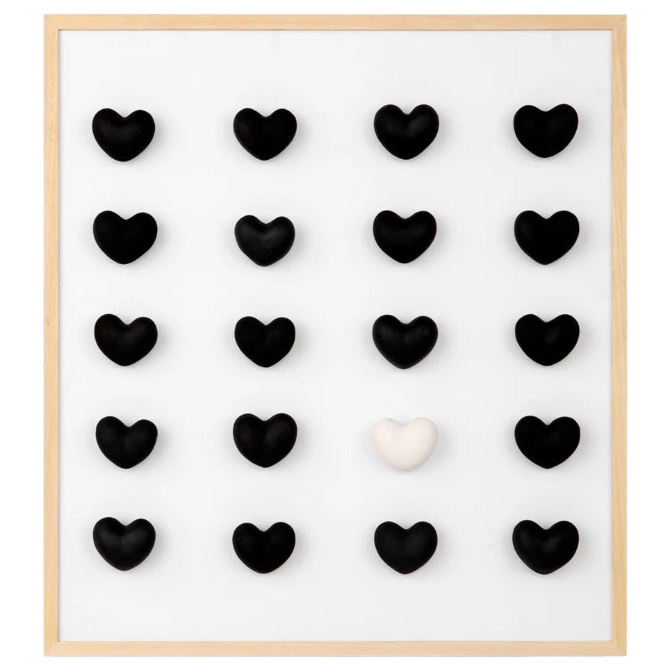 Installazione di cuori in bianco e nero con cornice di Hatsu