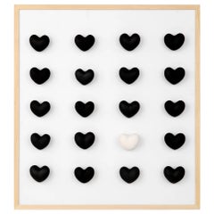 Installazione di cuori in bianco e nero con cornice di Hatsu