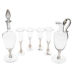 Ensemble de 4 verres, un pichet et une bouteille à tige de Murano Attribution de Fuin. Feuille d'or.