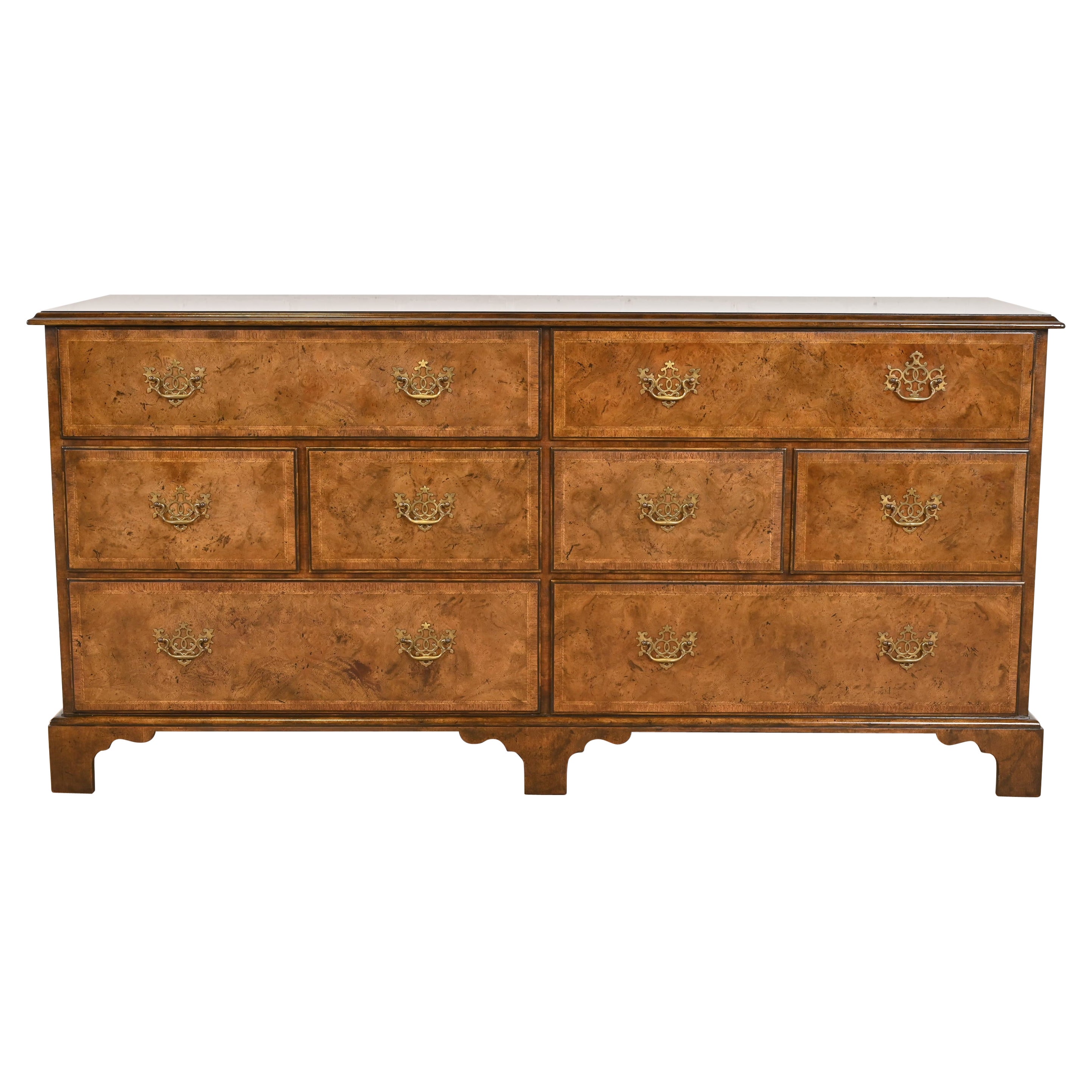 Cómoda o Cómoda Georgiana de Nogal Burilado Baker Furniture
