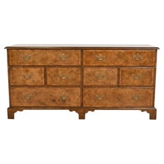 Cómoda o Cómoda Georgiana de Nogal Burilado Baker Furniture