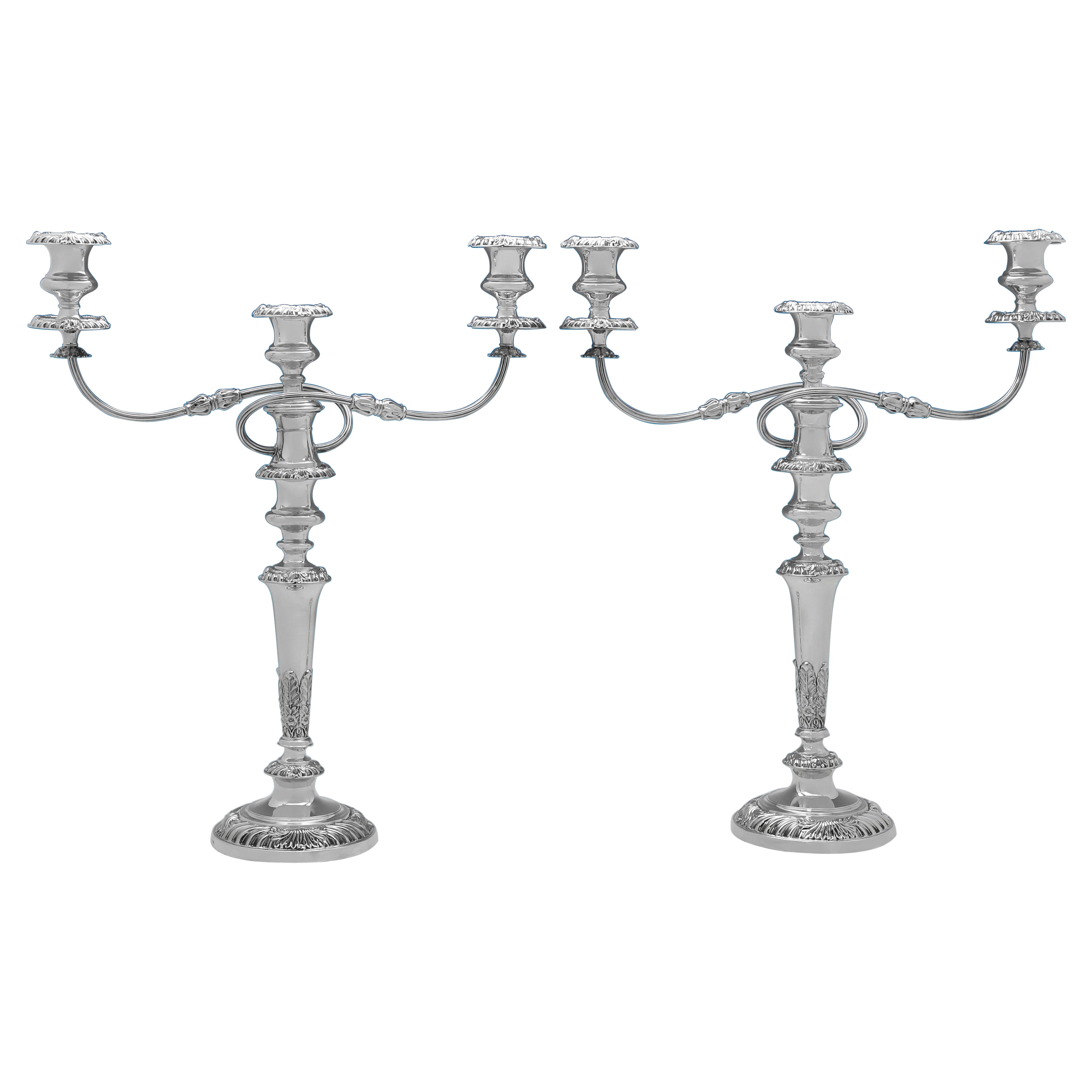 Coppia di candelabri in argento sterling realizzati a Londra nel 1926 in vendita