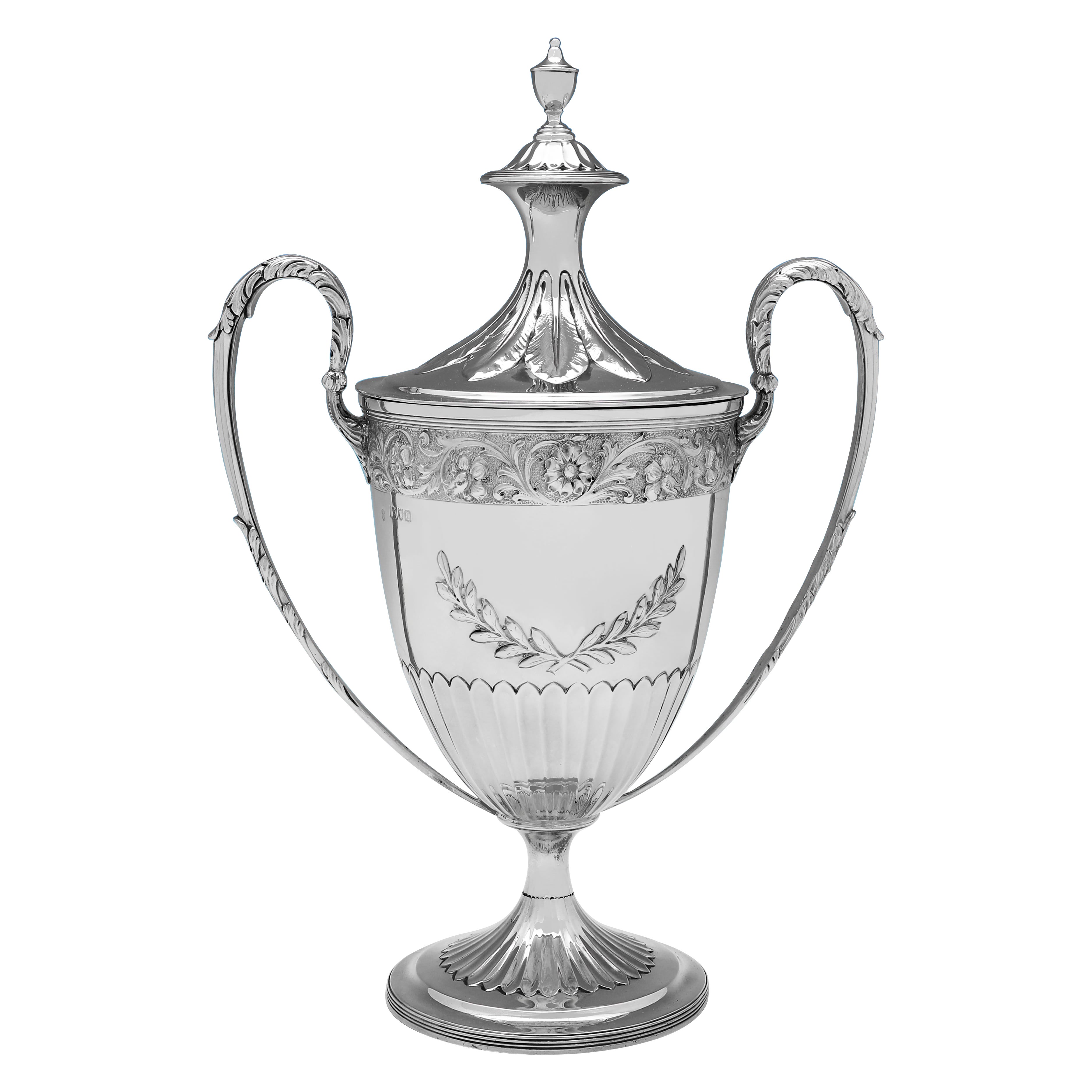 Trofeo victoriano de plata de ley fabricado en Londres en 1898 por Charles Stuart Harris