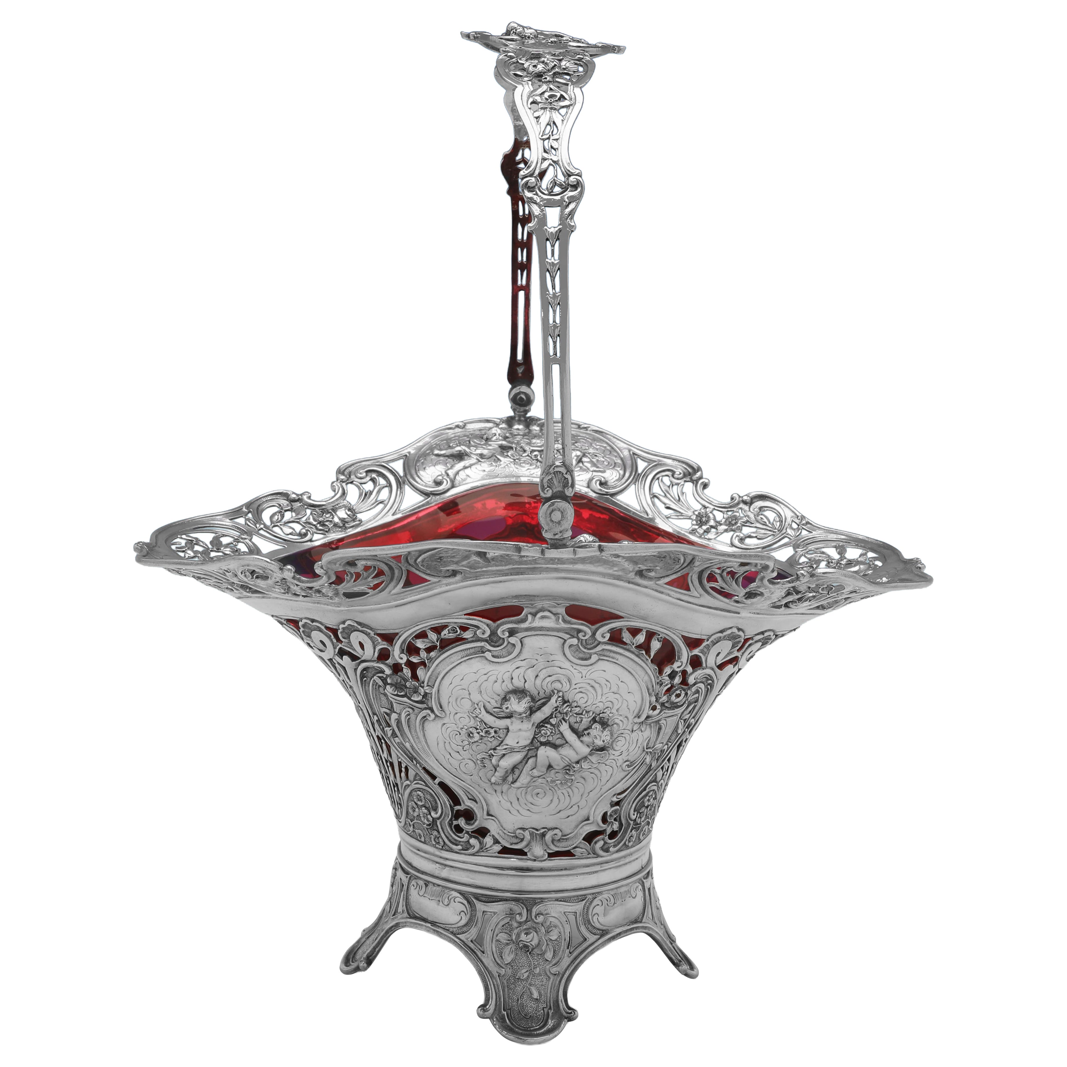 Viktorianische Eleganz: Verschnörkelter Silberkorb mit auffälligem Rubinglaseinsatz um 1890