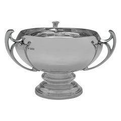 Cuenco trofeo de plata de ley antigua de 3 asas fabricado por Barnards en 1910