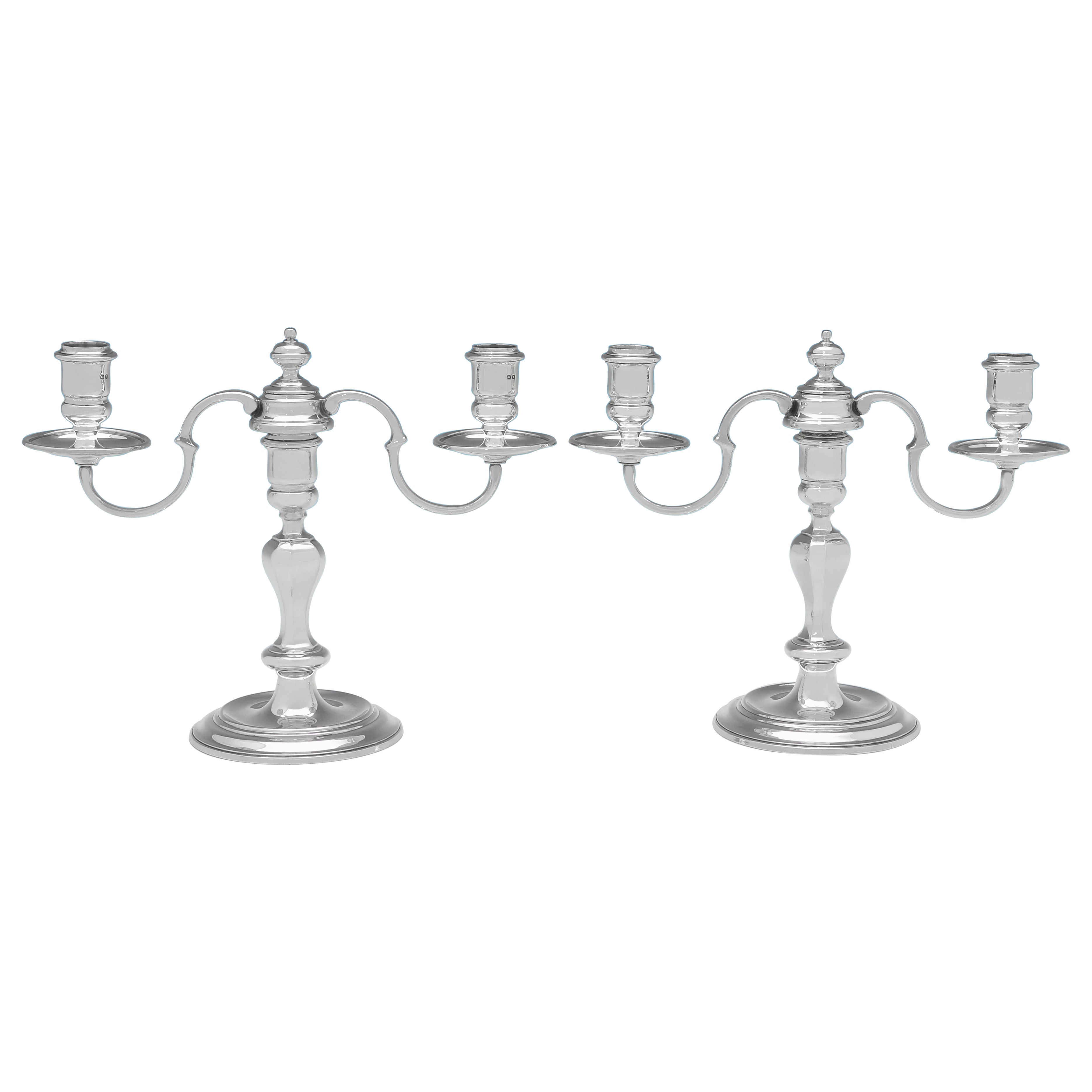 Coppia di candelabri corti in argento sterling realizzati nel 1960 da John Charles Lowe
