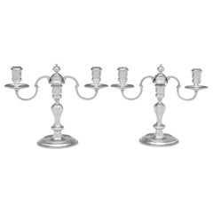 Pareja de candelabros cortos de plata de ley fabricados en 1960 por John Charles Lowe