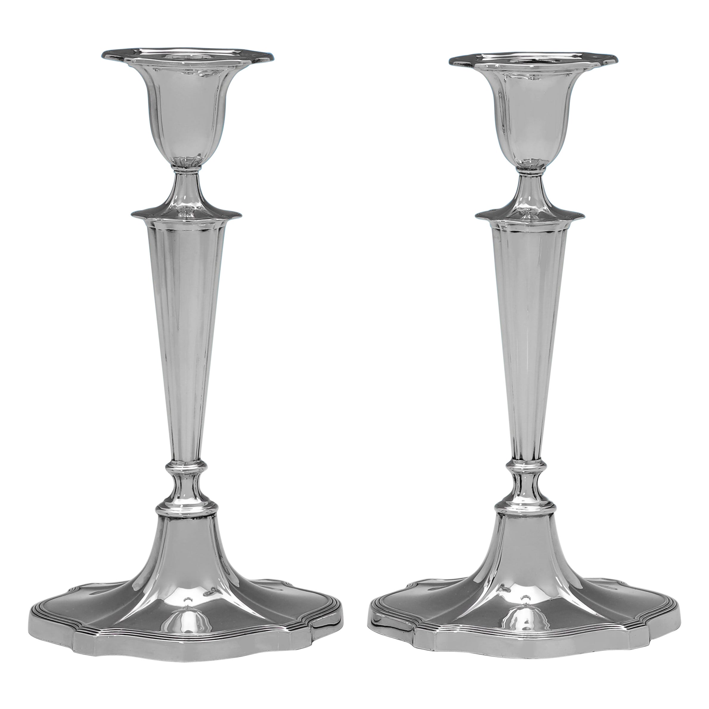Paire de chandeliers anciens en argent sterling fabriqués en 1920 par Walker & Hall