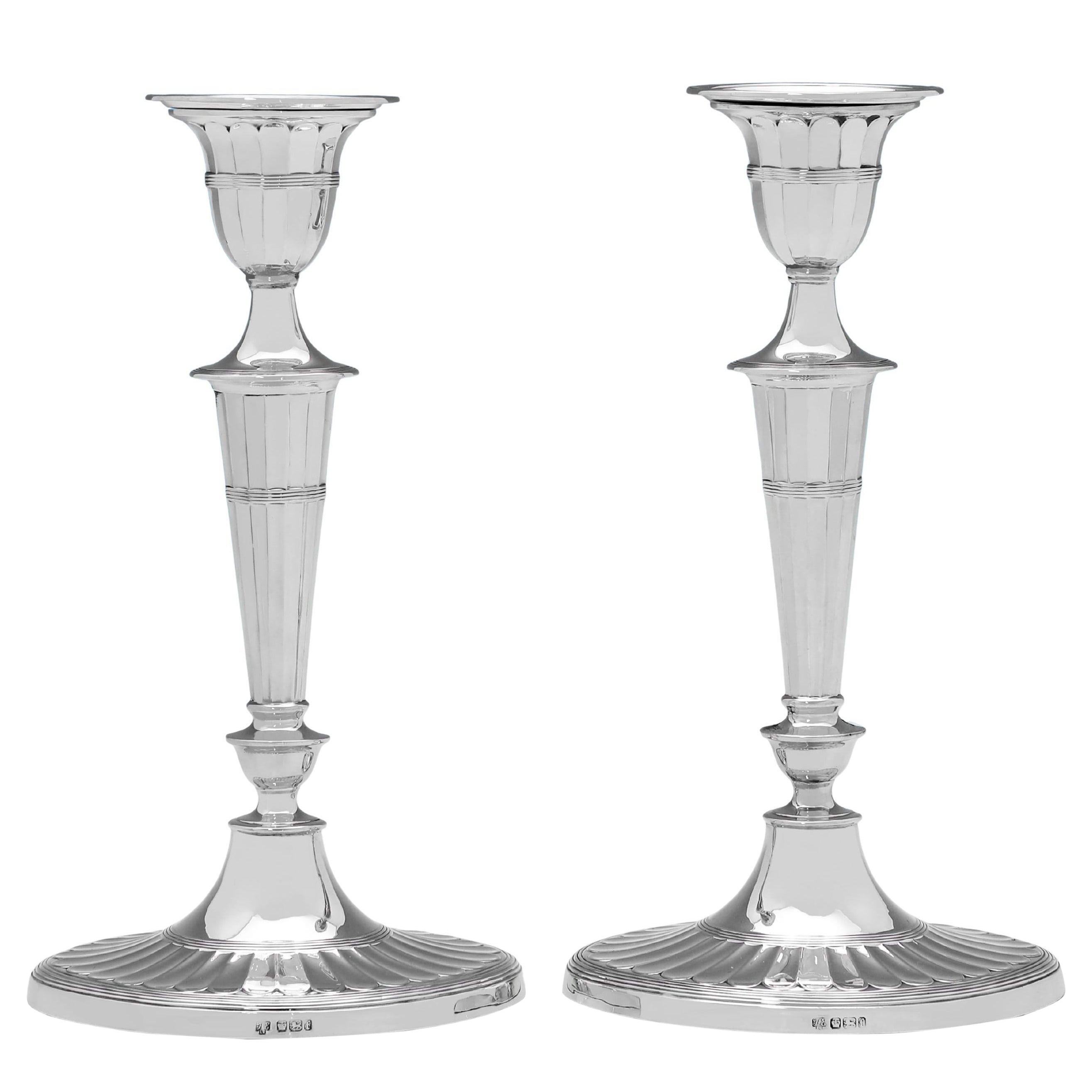 Pareja de candelabros victorianos de plata de ley - Hallmarked en 1898