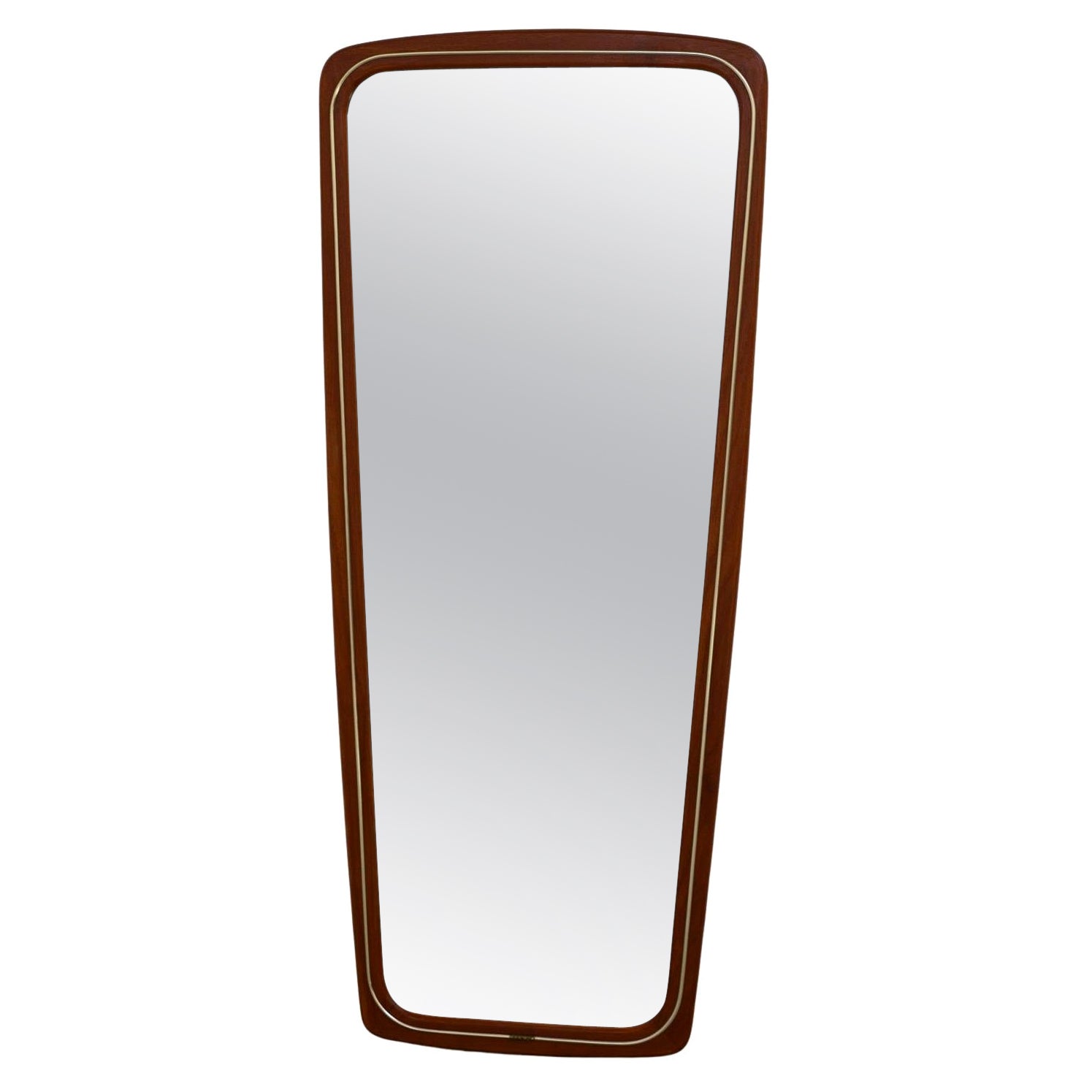 Dänischer moderner Wandspiegel aus Teakholz und Messing, 1950er Jahre. im Angebot