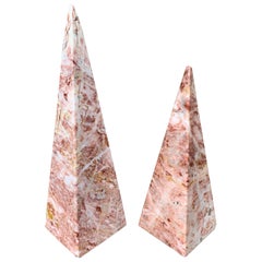 Neoklassizistische Grand Tour Obelisken aus massivem Marmor in Rosa und Creme, ein Paar