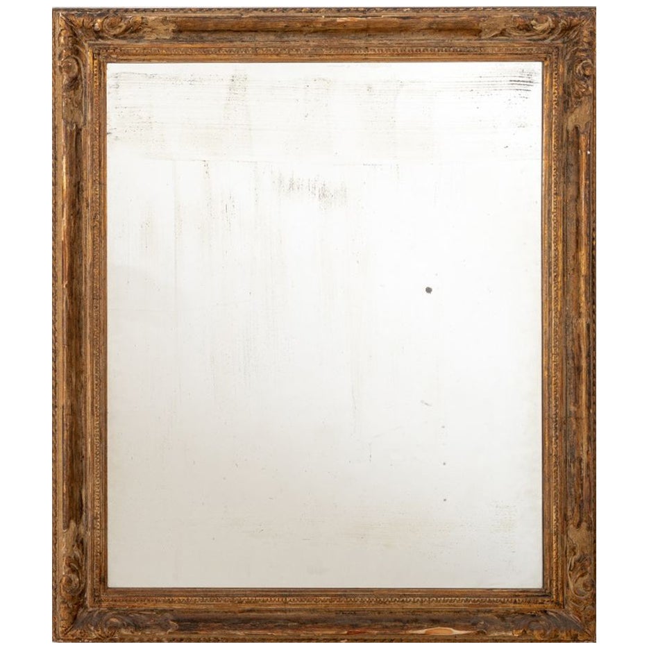 Miroir mural en bois doré de style baroque