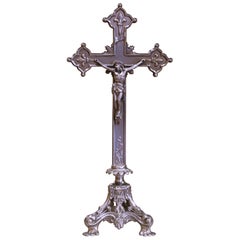 Crucifijo de altar francés de hierro plateado de principios del siglo XX con base de lirio ornamentada