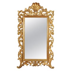 Miroir italien, Bologne, d'époque rococo, en bois doré sculpté de coquillages, milieu du 18e siècle