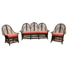 Un ensemble rare de trois pièces assorties de meubles Art Déco en rotin à finition naturelle