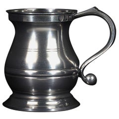 Eleganza della tazza in peltro di John Somers