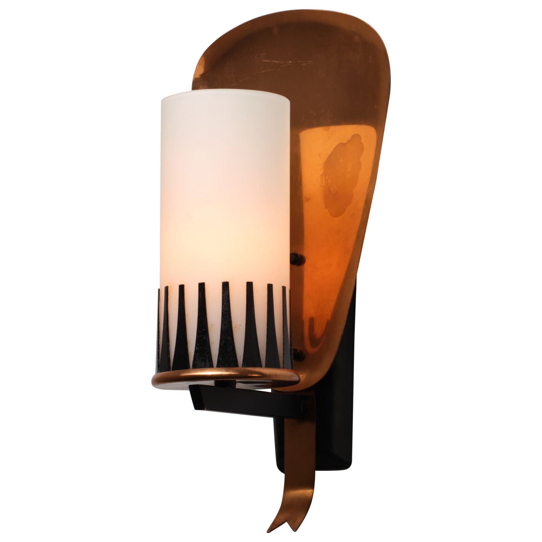 Italienischer Wandleuchter aus Bronze und schwarz lackiertem Stahl der 1950er Jahre mit Opalglas im Angebot