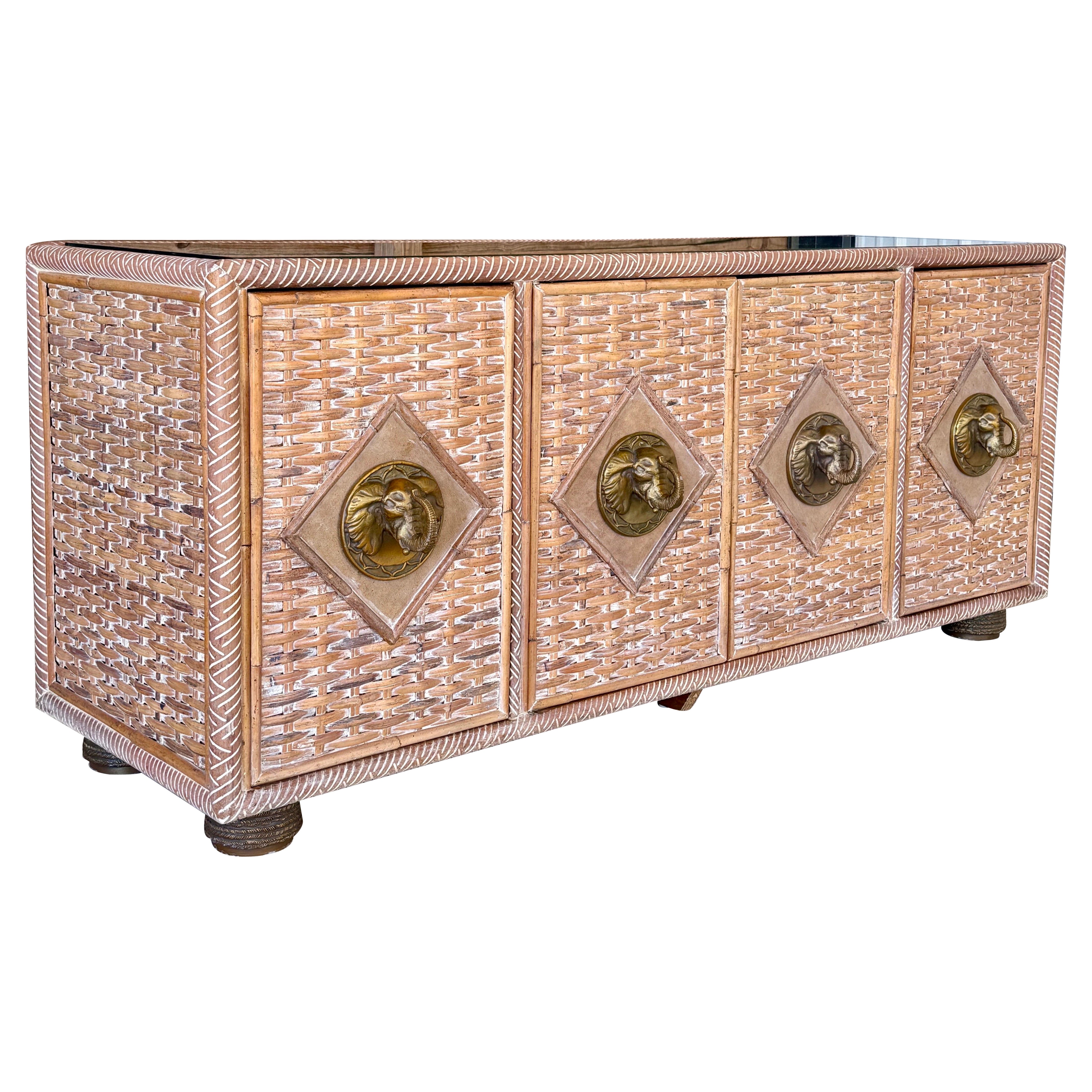 Enfilade en rotin tressé à la main de style Régence côtière vintage avec poignées à tête d'éléphant