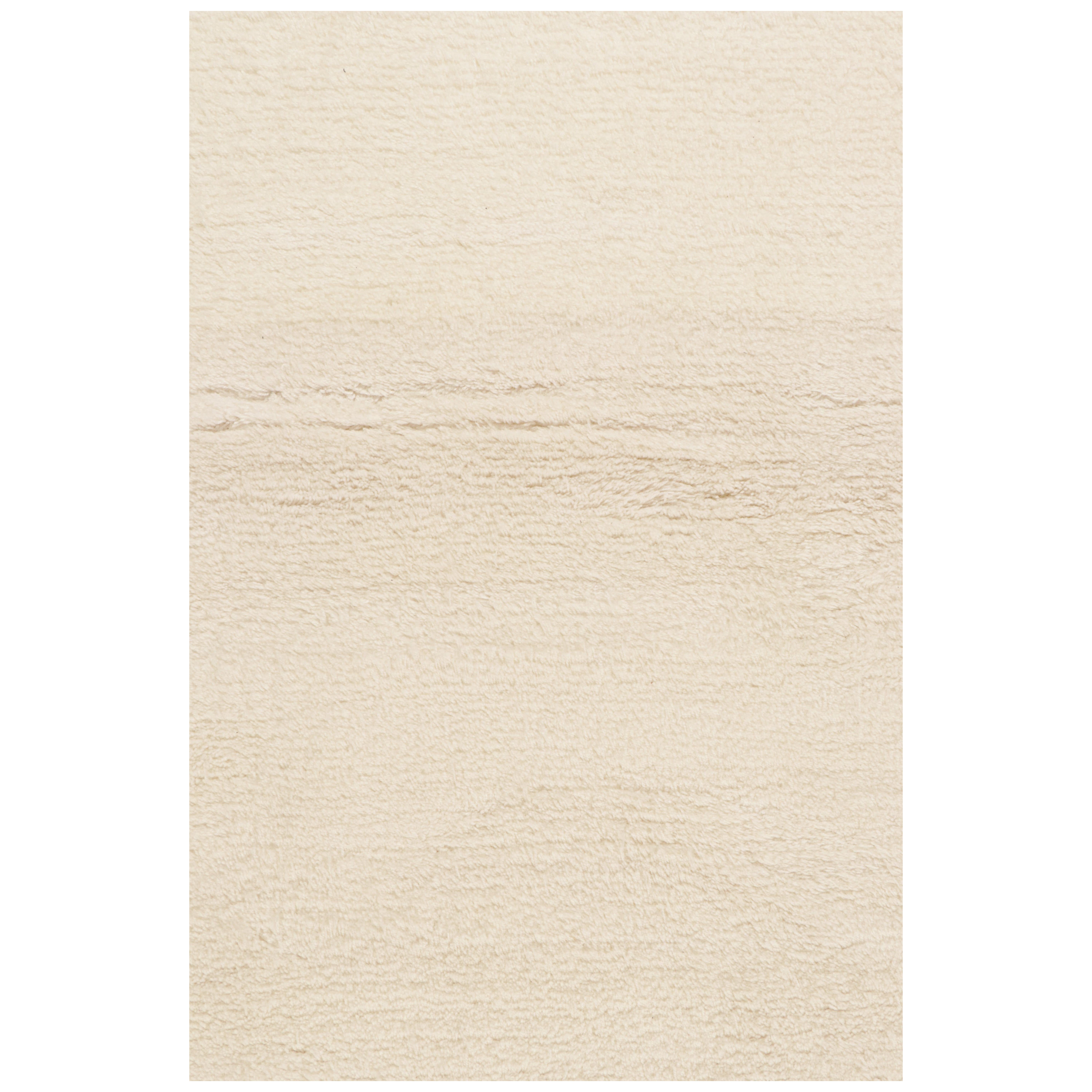 Rug & Kilim’s Contemporary Solid Rug in Tone-on-Tone Off-White and Ivory