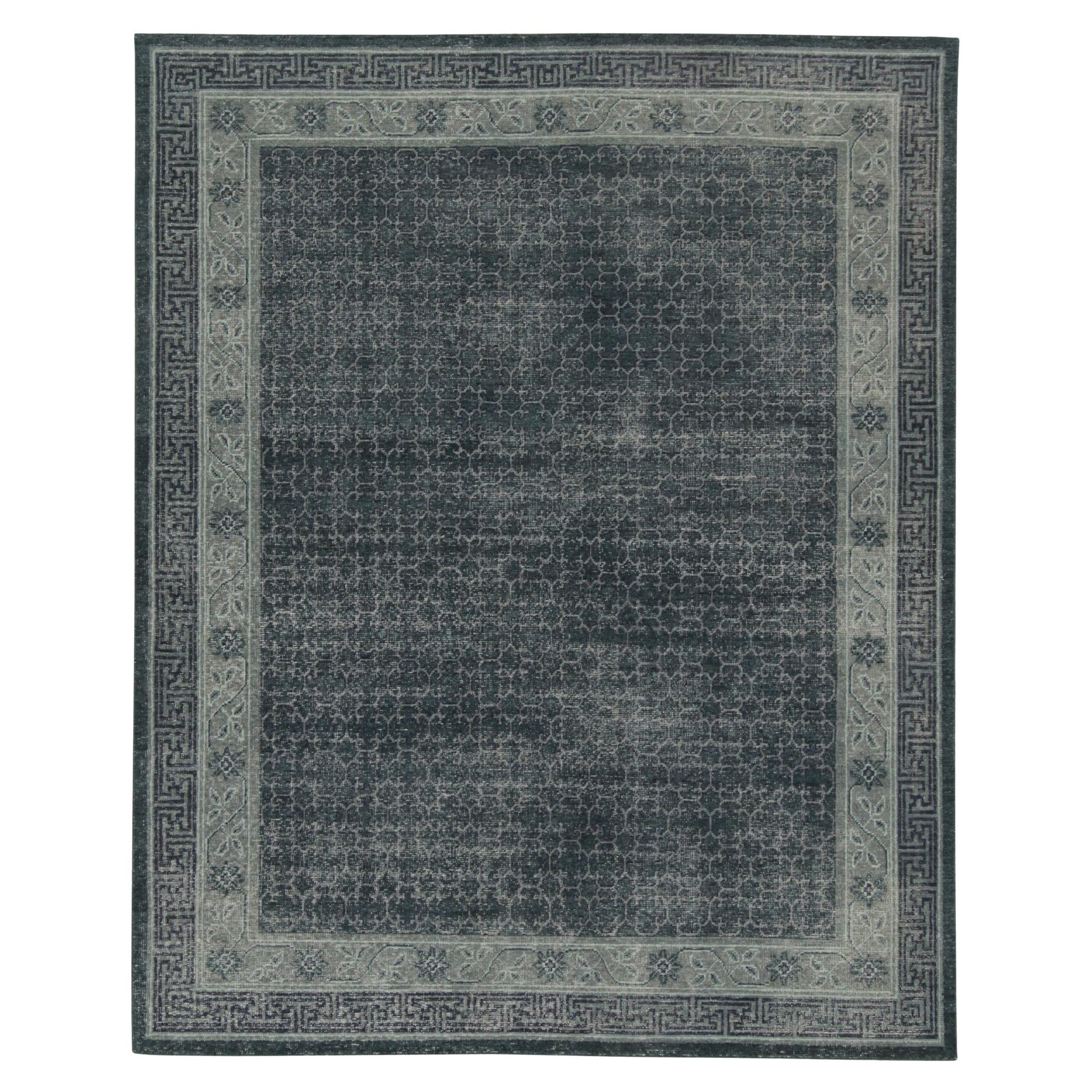 Rug & Kilim's Distressed Teppich im Khotan-Stil in Blau und Grau mit geometrischen Mustern