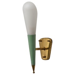 Lampada da parete italiana del 1950 in ottone e acciaio laccato verde con paralume in vetro opalino