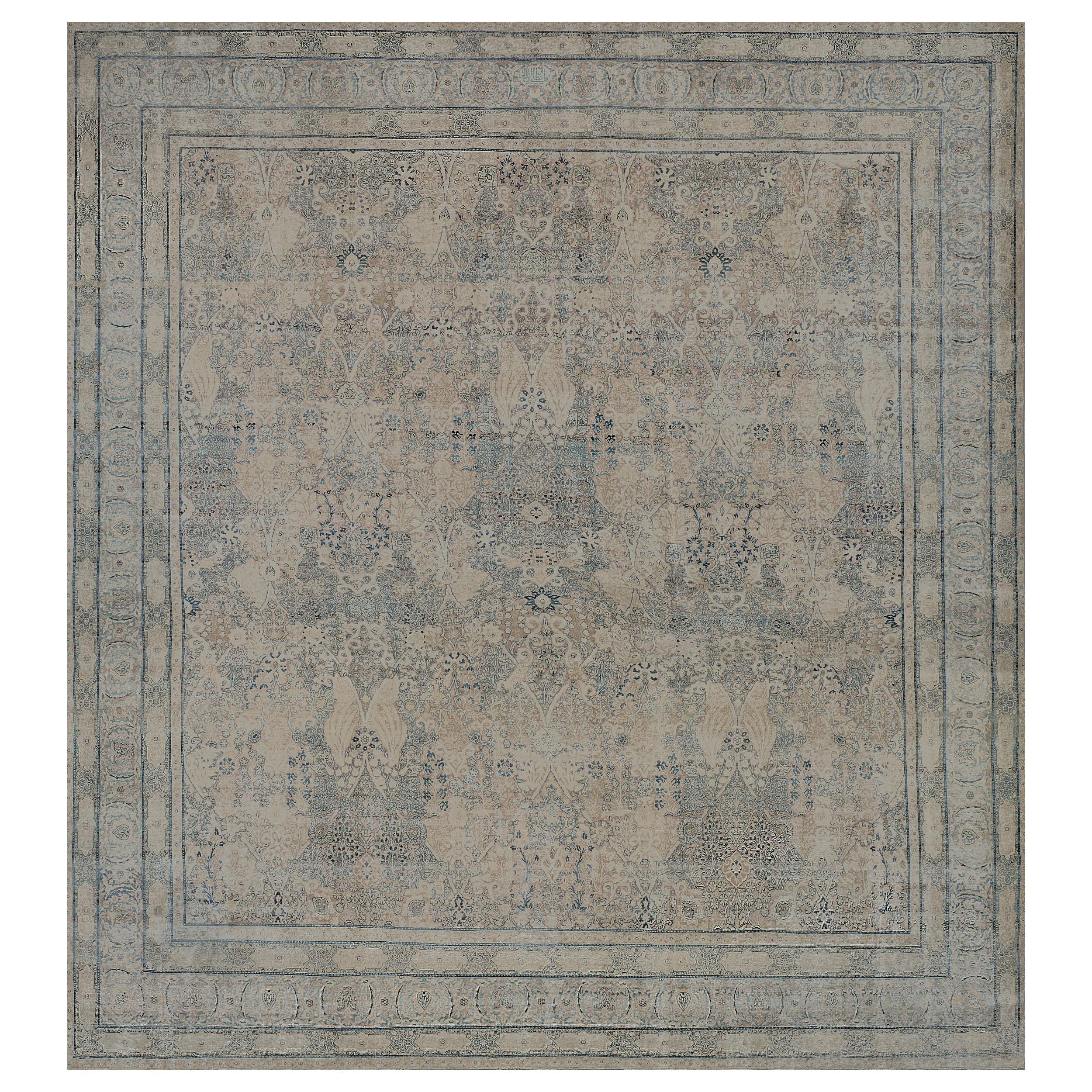 Antiker CIRCA-1900 Persischer Kerman Teppich aus handgewebter Wolle mit blauen und elfenbeinfarbenen Blumen