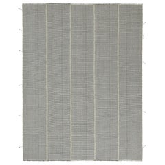 Rug & Kilim's Contemporary Kilim with White and Charcoal Textural Stripes (Kilim contemporain avec des rayures texturées blanches et anthracite)