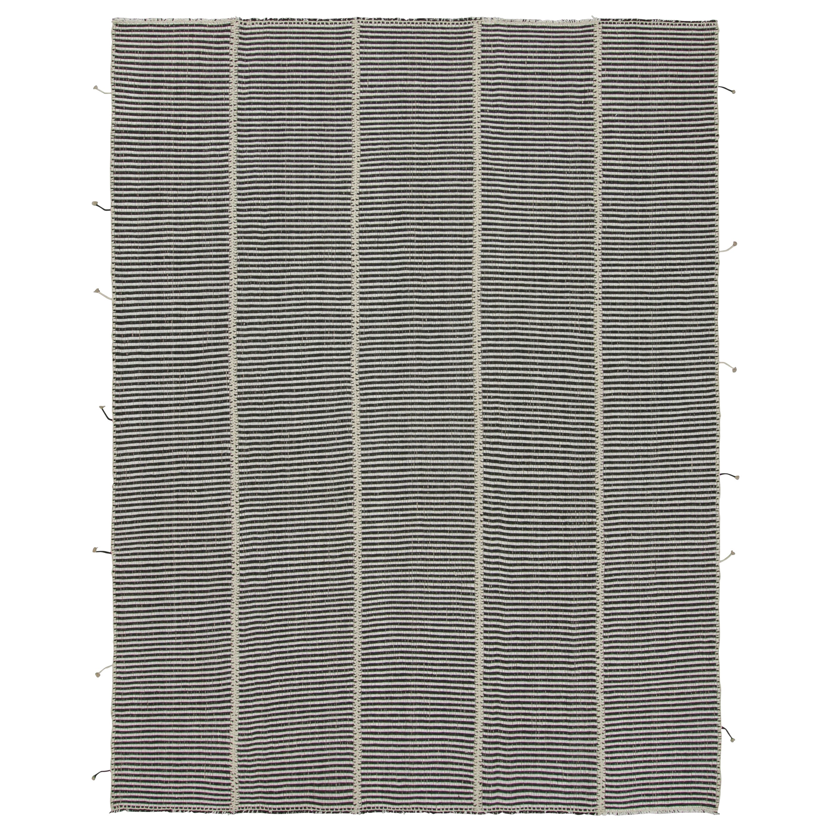 Kilim contemporáneo de Rug & Kilim con rayas blancas, negras y texturadas