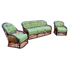 Eine schöne dreiteilige Suite aus Rattan-Möbeln mit natürlicher Oberfläche, die zueinander passen