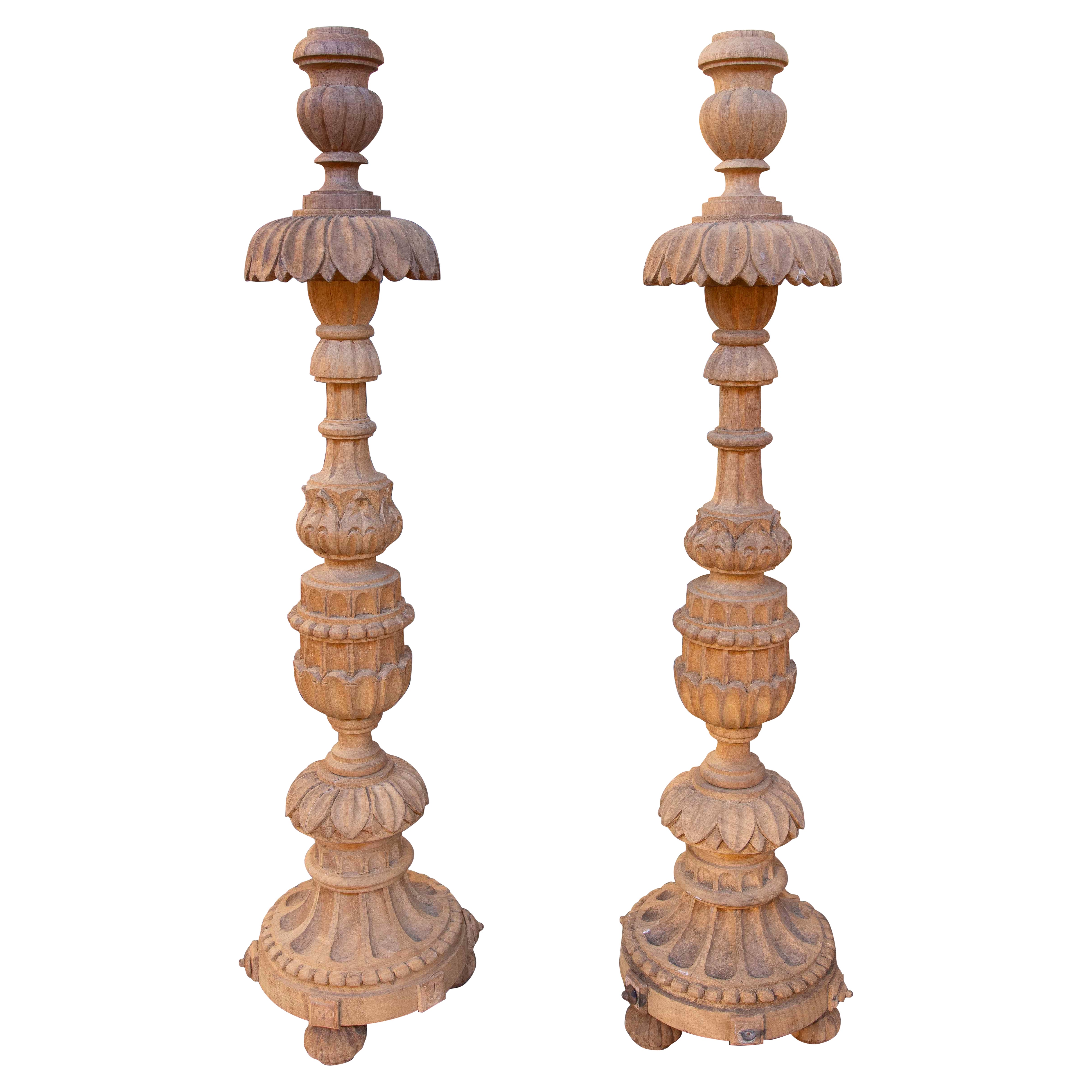 Paire de chandeliers en bois sculpté des années 1850 avec bases cannelées