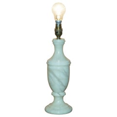 JOLIE LAMPE DE TABLE ITALIENNE EN MABRLE, CIRCA 1960, DANS LE STYLE DE L'URNE VICTORIENNE.
