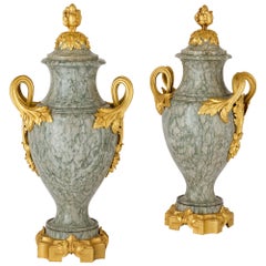 Pareja de jarrones antiguos estilo Luis XVI de mármol verde y bronce dorado