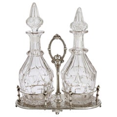 Coppia di antichi decanter inglesi in vetro tagliato con supporto placcato in argento