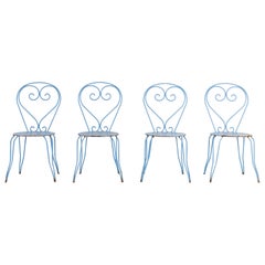 Sillas de jardín francesas de pintura azul con asiento perforado y corazón, juego de 4 de mediados del siglo XX